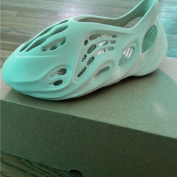 *Brand New* Yeezy foam runners size 10 - Picture 2 of 5